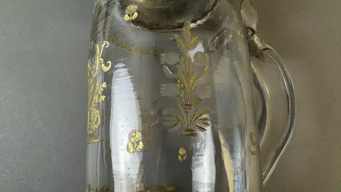 Switbert Lobisser - Aus persönlichem Besitz - Walzenkrug, J-K  Anf. 19. Jh., 1808 - farbloses Glas, Boden mit Abriss, Vergoldung, Zinndeckel, H 22 cm – Bild 14