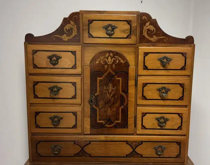 Switbert Lobisser - Aus persönlichem Besitz -  Tabernakel -Aufsatzschreibschrank im Barockstil,  dreiteiliger Fichtenholzkorpus, Furnierschäden 50x95 cm H 180 cm – Bild 2