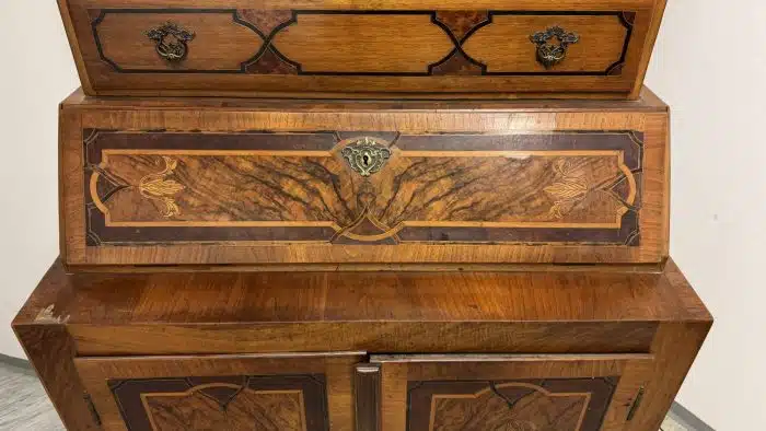 Switbert Lobisser - Aus persönlichem Besitz -  Tabernakel -Aufsatzschreibschrank im Barockstil,  dreiteiliger Fichtenholzkorpus, Furnierschäden 50x95 cm H 180 cm – Bild 3