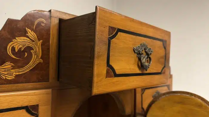 Switbert Lobisser - Aus persönlichem Besitz -  Tabernakel -Aufsatzschreibschrank im Barockstil,  dreiteiliger Fichtenholzkorpus, Furnierschäden 50x95 cm H 180 cm – Bild 6