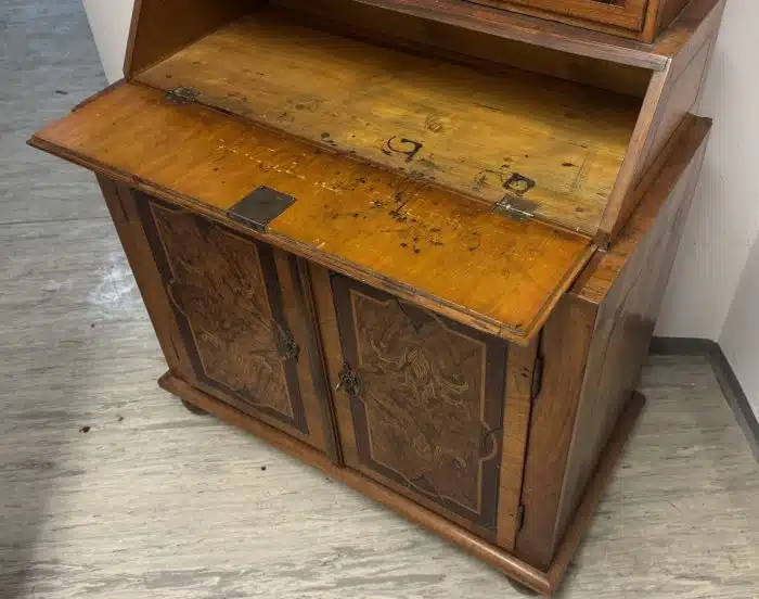Switbert Lobisser - Aus persönlichem Besitz -  Tabernakel -Aufsatzschreibschrank im Barockstil,  dreiteiliger Fichtenholzkorpus, Furnierschäden 50x95 cm H 180 cm – Bild 9