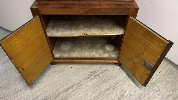 Switbert Lobisser - Aus persönlichem Besitz -  Tabernakel -Aufsatzschreibschrank im Barockstil,  dreiteiliger Fichtenholzkorpus, Furnierschäden 50x95 cm H 180 cm – Bild 10