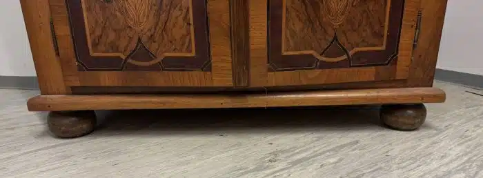 Switbert Lobisser - Aus persönlichem Besitz -  Tabernakel -Aufsatzschreibschrank im Barockstil,  dreiteiliger Fichtenholzkorpus, Furnierschäden 50x95 cm H 180 cm – Bild 11