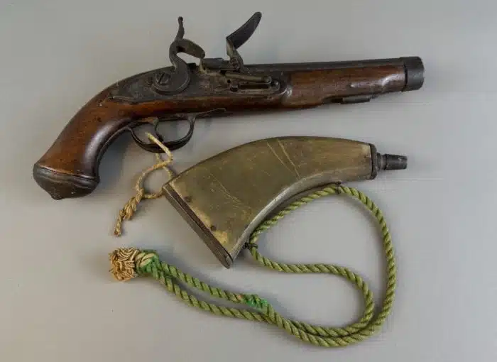Switbert Lobisser - Aus persönlichem Besitz - Steinschlosspistole mit Pulverhorn L 40 cm