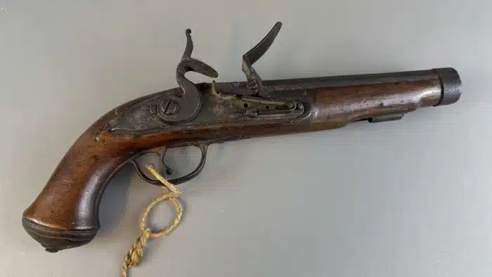 Switbert Lobisser - Aus persönlichem Besitz - Steinschlosspistole mit Pulverhorn L 40 cm – Bild 2