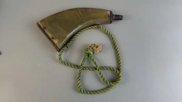 Switbert Lobisser - Aus persönlichem Besitz - Steinschlosspistole mit Pulverhorn L 40 cm – Bild 12