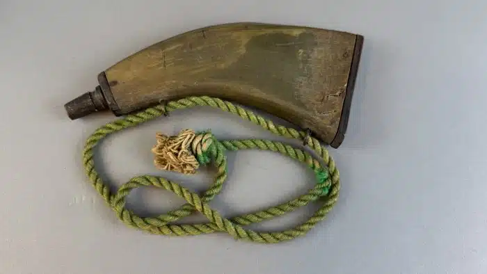 Switbert Lobisser - Aus persönlichem Besitz - Steinschlosspistole mit Pulverhorn L 40 cm – Bild 15