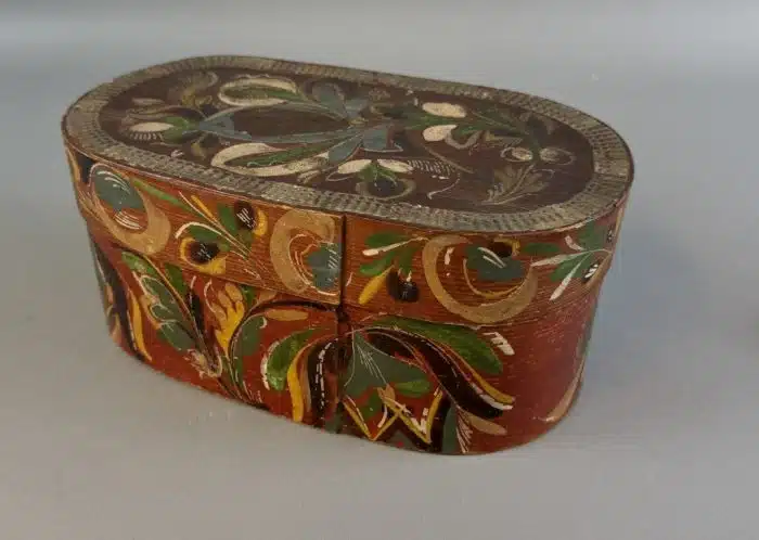 Switbert Lobisser - Aus persönlichem Besitz -  Spanschachtel Ende 19. Jh., ovaler Weichholzkorpus Bauernmalerei L 25,5x14,5 cm  H.11cm