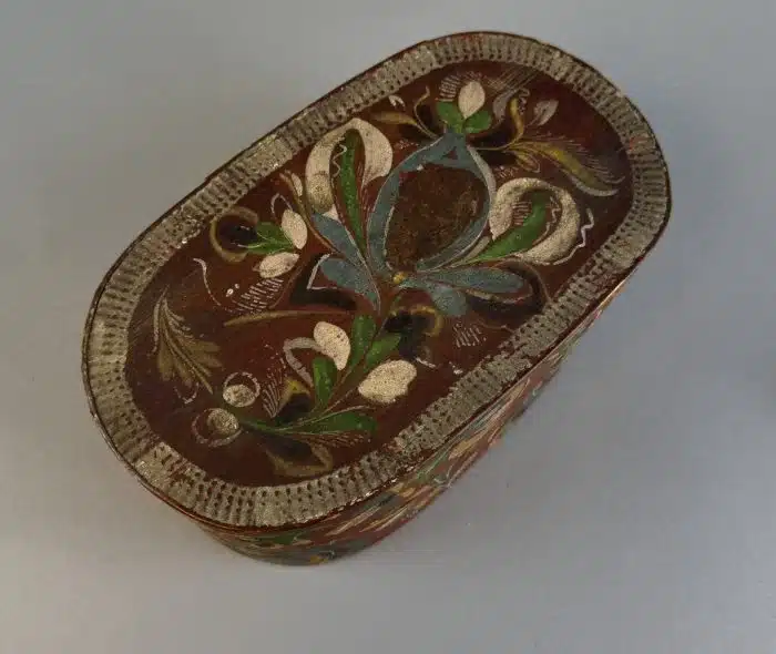 Switbert Lobisser - Aus persönlichem Besitz -  Spanschachtel Ende 19. Jh., ovaler Weichholzkorpus Bauernmalerei L 25,5x14,5 cm  H.11cm – Bild 2