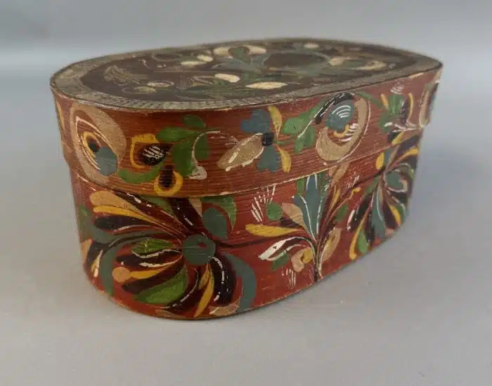 Switbert Lobisser - Aus persönlichem Besitz -  Spanschachtel Ende 19. Jh., ovaler Weichholzkorpus Bauernmalerei L 25,5x14,5 cm  H.11cm – Bild 3