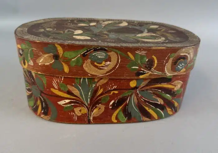 Switbert Lobisser - Aus persönlichem Besitz -  Spanschachtel Ende 19. Jh., ovaler Weichholzkorpus Bauernmalerei L 25,5x14,5 cm  H.11cm – Bild 4