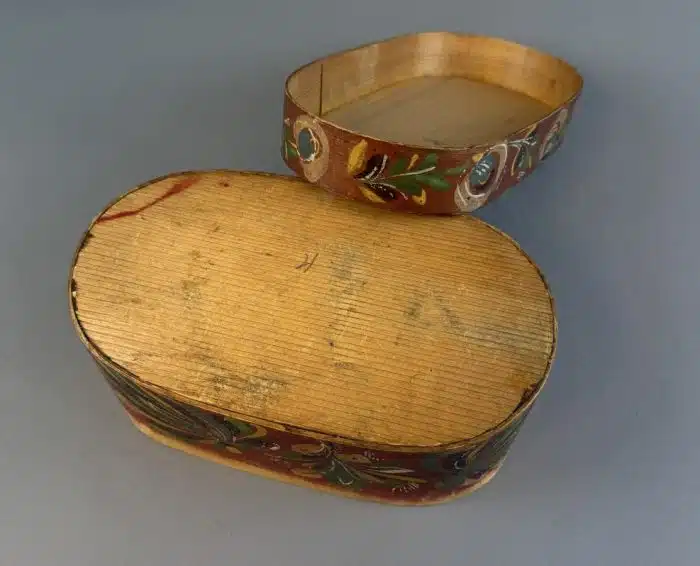 Switbert Lobisser - Aus persönlichem Besitz -  Spanschachtel Ende 19. Jh., ovaler Weichholzkorpus Bauernmalerei L 25,5x14,5 cm  H.11cm – Bild 6