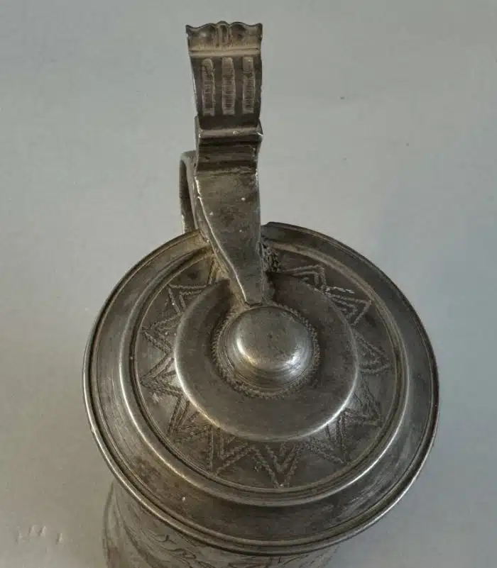 Switbert Lobisser - Aus persönlichem Besitz Seltener Zinnkrug aus 1737 H 21cm – Bild 11