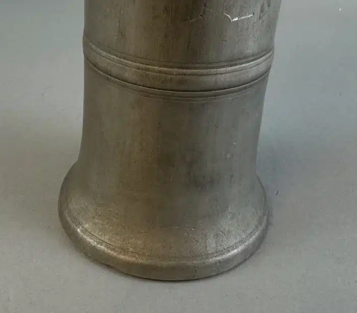 Switbert Lobisser - Aus persönlichem Besitz - Seltener Zinnkrug aus dem 1700 Jhdt. H 23cm – Bild 3