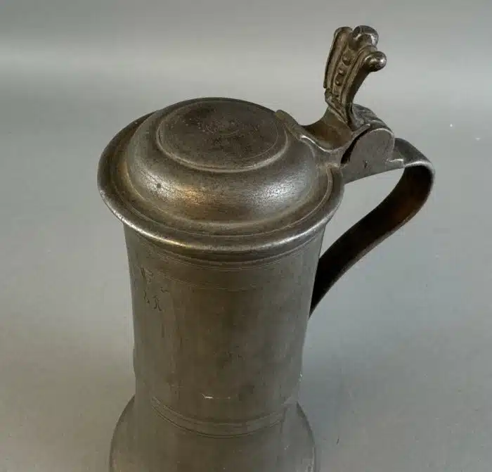 Switbert Lobisser - Aus persönlichem Besitz - Seltener Zinnkrug aus dem 1700 Jhdt. H 23cm – Bild 4