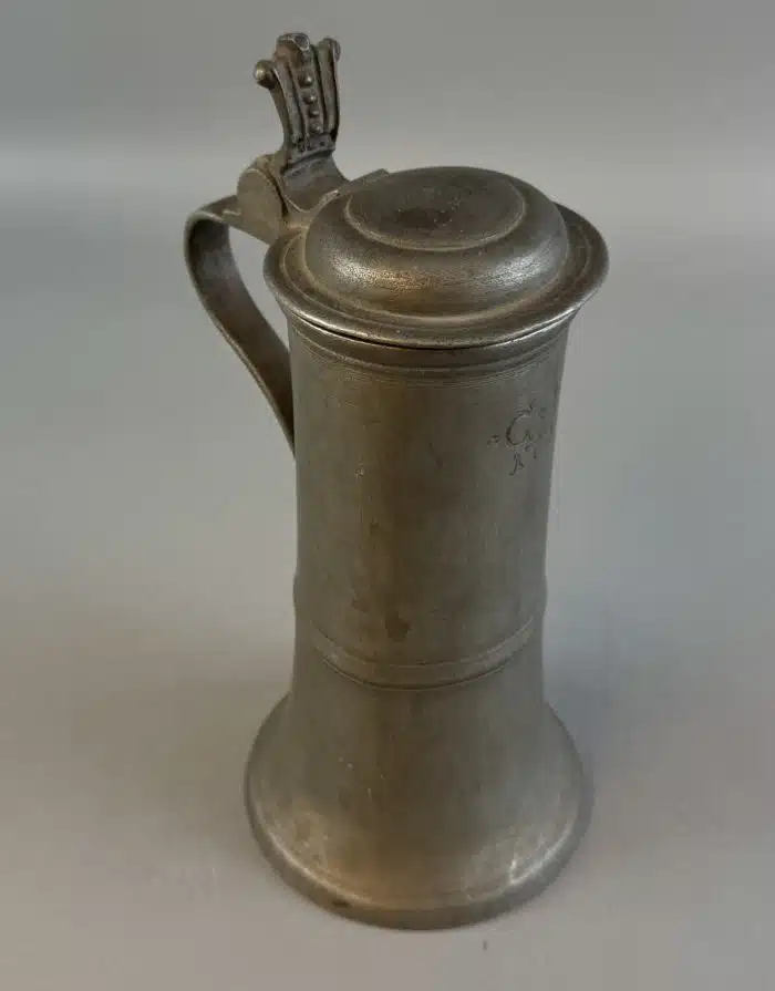 Switbert Lobisser - Aus persönlichem Besitz - Seltener Zinnkrug aus dem 1700 Jhdt. H 23cm – Bild 5