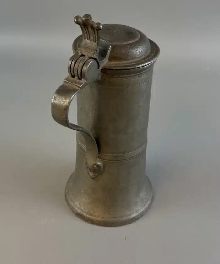 Switbert Lobisser - Aus persönlichem Besitz - Seltener Zinnkrug aus dem 1700 Jhdt. H 23cm – Bild 6