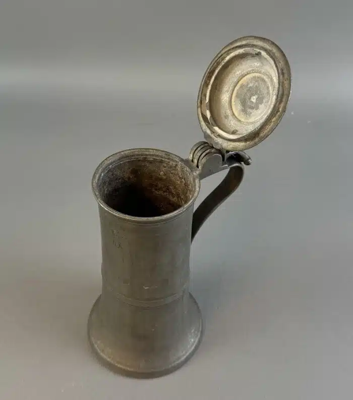 Switbert Lobisser - Aus persönlichem Besitz - Seltener Zinnkrug aus dem 1700 Jhdt. H 23cm – Bild 7