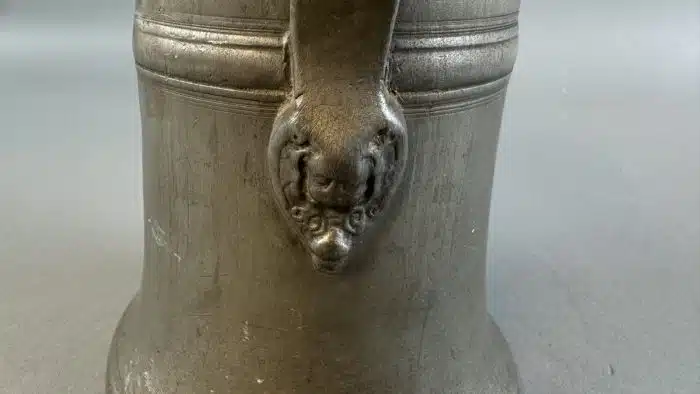 Switbert Lobisser - Aus persönlichem Besitz - Seltener Zinnkrug aus dem 1700 Jhdt. H 23cm – Bild 8
