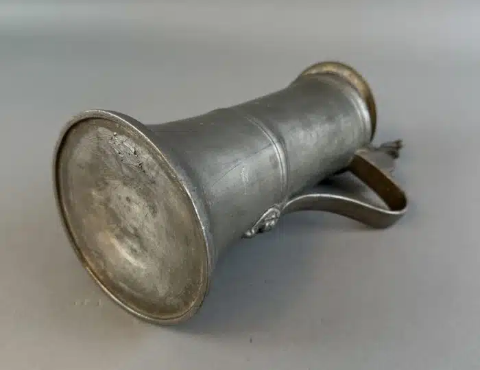 Switbert Lobisser - Aus persönlichem Besitz - Seltener Zinnkrug aus dem 1700 Jhdt. H 23cm – Bild 9