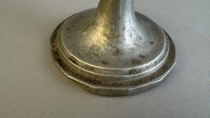 Switbert Lobisser - Aus persönlichem Besitz - Kerzenleuchter Zinn H 22 cm – Bild 2