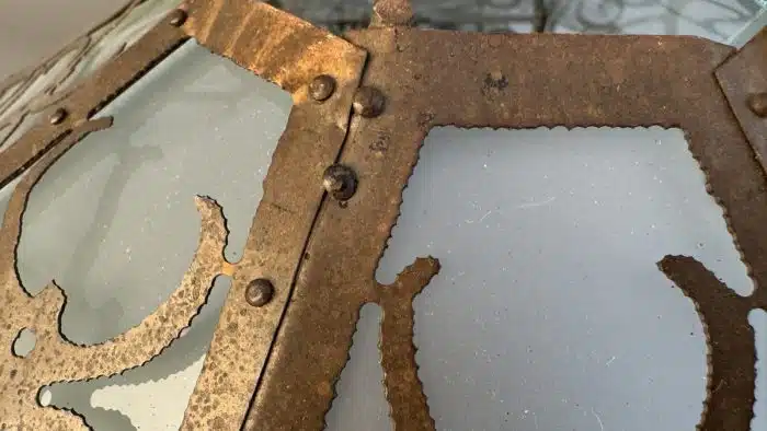 Switbert Lobisser - Aus persönlichem Besitz -   Lampenschirm, aus Kupfer, mit  Herz - Darstellungen, Sägearbeit, vernietet, Dm 66 cm H 74 cm – Bild 14