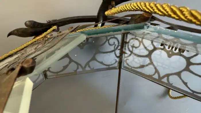 Switbert Lobisser - Aus persönlichem Besitz -   Lampenschirm, aus Kupfer, mit  Herz - Darstellungen, Sägearbeit, vernietet, Dm 66 cm H 74 cm – Bild 15