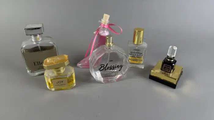 Verschiedene Parfum Flacons von Ingrid Weis - Robert Piguet - Jean Patou Parfum