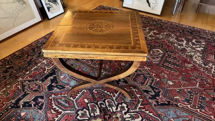 Quadratischer italienischer Couchtisch mit Flip-Platte aus Nussbaum und Intarsien