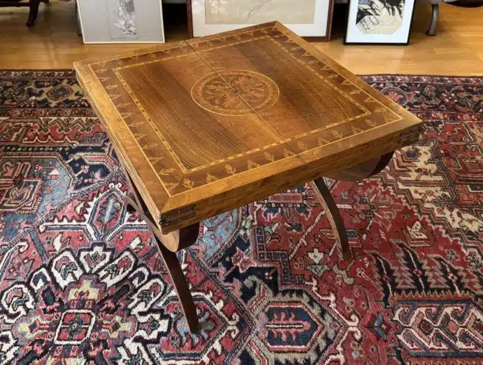Quadratischer italienischer Couchtisch mit Flip-Platte aus Nussbaum und Intarsien – Bild 2