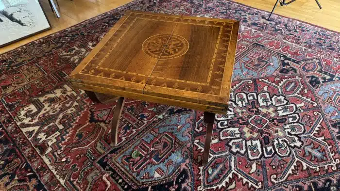 Quadratischer italienischer Couchtisch mit Flip-Platte aus Nussbaum und Intarsien – Bild 3