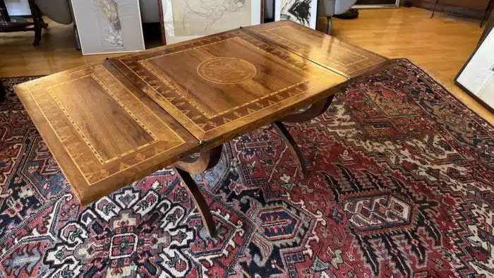 Quadratischer italienischer Couchtisch mit Flip-Platte aus Nussbaum und Intarsien – Bild 5