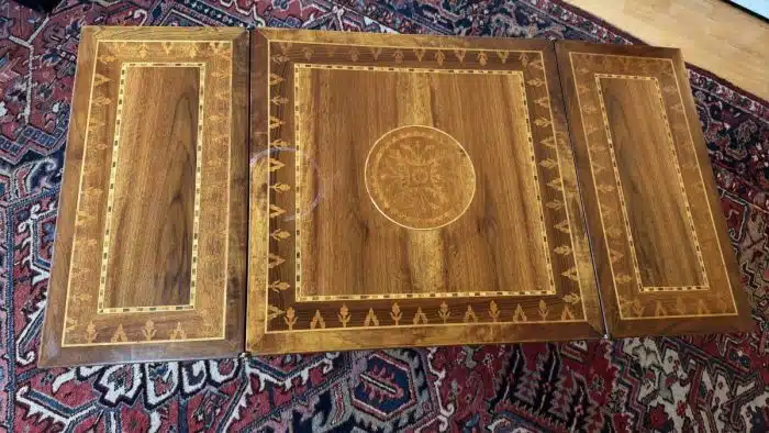 Quadratischer italienischer Couchtisch mit Flip-Platte aus Nussbaum und Intarsien – Bild 6