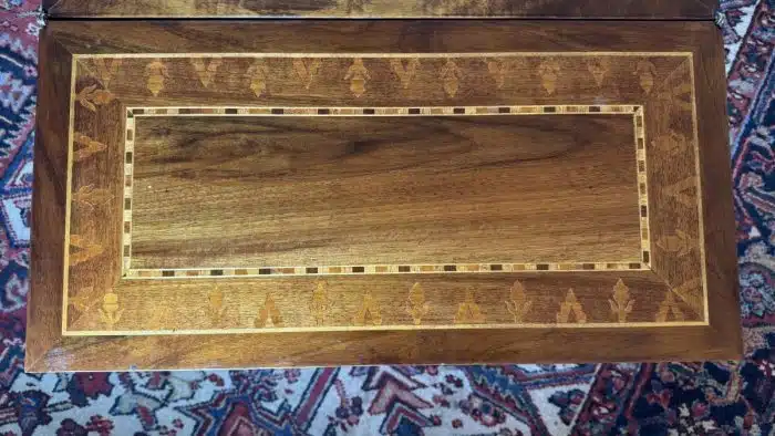 Quadratischer italienischer Couchtisch mit Flip-Platte aus Nussbaum und Intarsien – Bild 7