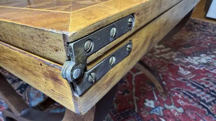 Quadratischer italienischer Couchtisch mit Flip-Platte aus Nussbaum und Intarsien – Bild 12