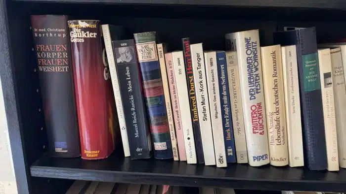 Bücherregal Holz mit Inhalt ( siehe Bilder ) – Bild 5