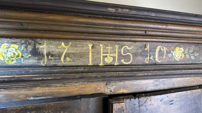 Bauernschrank datiert 1710 – Bild 2
