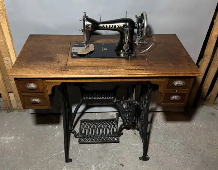 Nähmaschine 1915 Anker Werke Bielefield mit Tisch und Zubehör