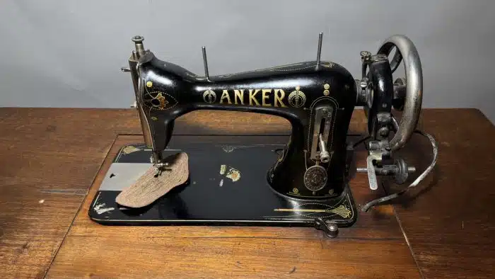 Nähmaschine 1915 Anker Werke Bielefield mit Tisch und Zubehör – Bild 2