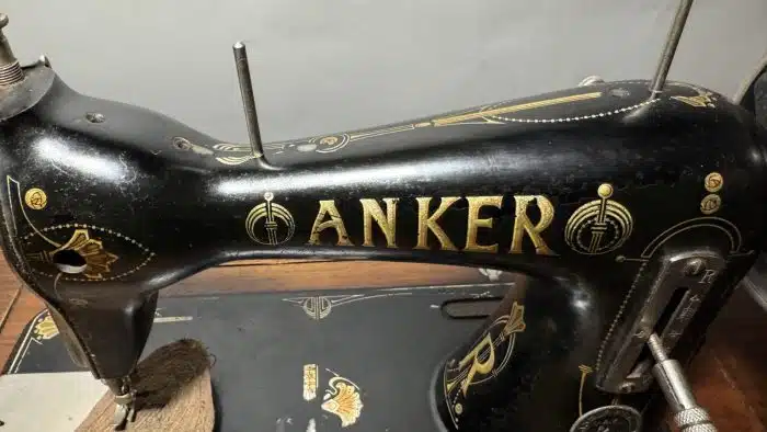 Nähmaschine 1915 Anker Werke Bielefield mit Tisch und Zubehör – Bild 3