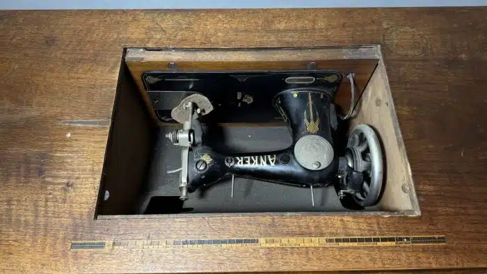 Nähmaschine 1915 Anker Werke Bielefield mit Tisch und Zubehör – Bild 13