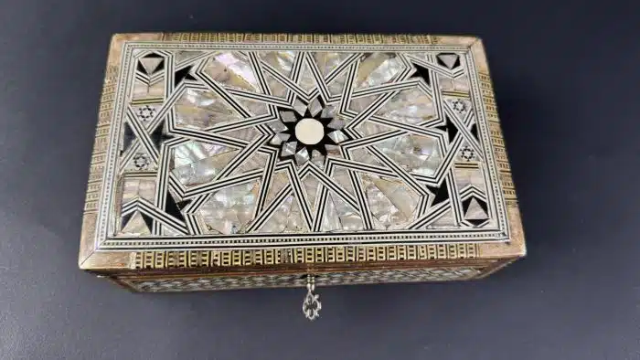 Schatulle, 20. Jahrhundert, Holzkassette mit ornamentaler Edelholz-, Bein- und Perlmuttmarketerie, innen in rotem Stoff staffiert, Scharnierdeckel, ca. 19x12 cm H 7cm, Alters- und Gebrauchsspuren – Bild 2