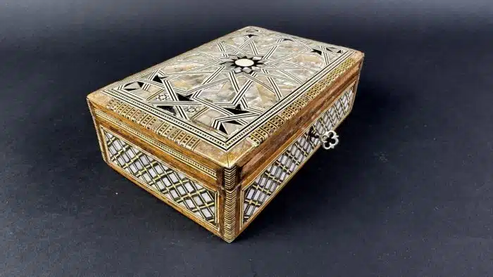 Schatulle, 20. Jahrhundert, Holzkassette mit ornamentaler Edelholz-, Bein- und Perlmuttmarketerie, innen in rotem Stoff staffiert, Scharnierdeckel, ca. 19x12 cm H 7cm, Alters- und Gebrauchsspuren – Bild 3