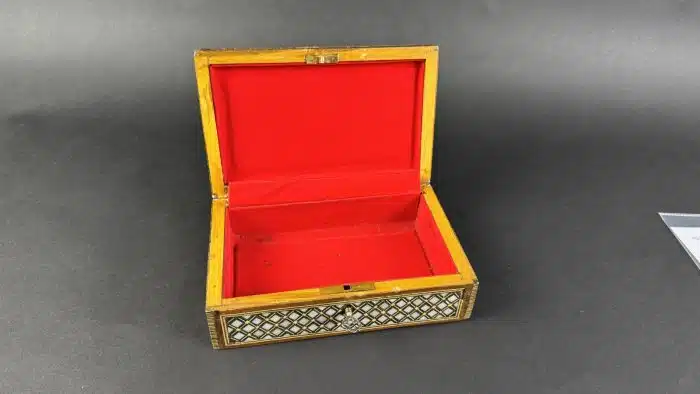Schatulle, 20. Jahrhundert, Holzkassette mit ornamentaler Edelholz-, Bein- und Perlmuttmarketerie, innen in rotem Stoff staffiert, Scharnierdeckel, ca. 19x12 cm H 7cm, Alters- und Gebrauchsspuren – Bild 4