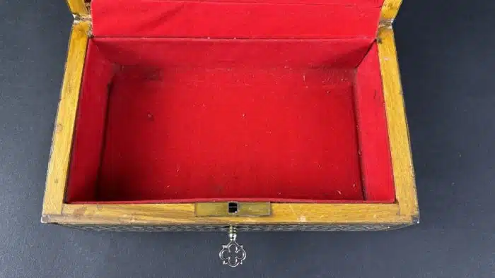 Schatulle, 20. Jahrhundert, Holzkassette mit ornamentaler Edelholz-, Bein- und Perlmuttmarketerie, innen in rotem Stoff staffiert, Scharnierdeckel, ca. 19x12 cm H 7cm, Alters- und Gebrauchsspuren – Bild 5