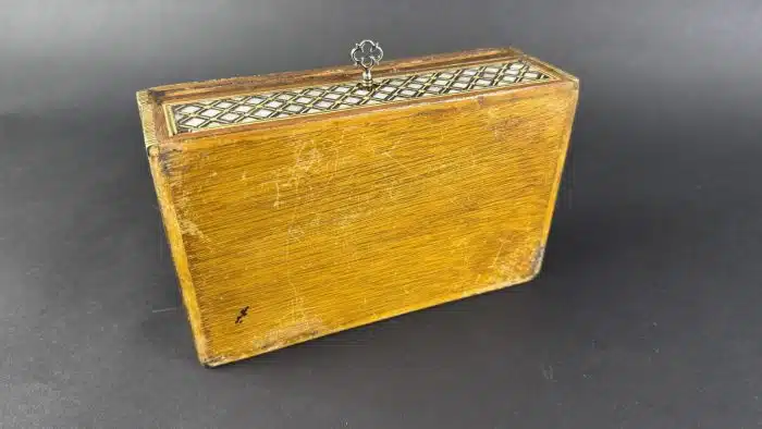 Schatulle, 20. Jahrhundert, Holzkassette mit ornamentaler Edelholz-, Bein- und Perlmuttmarketerie, innen in rotem Stoff staffiert, Scharnierdeckel, ca. 19x12 cm H 7cm, Alters- und Gebrauchsspuren – Bild 8