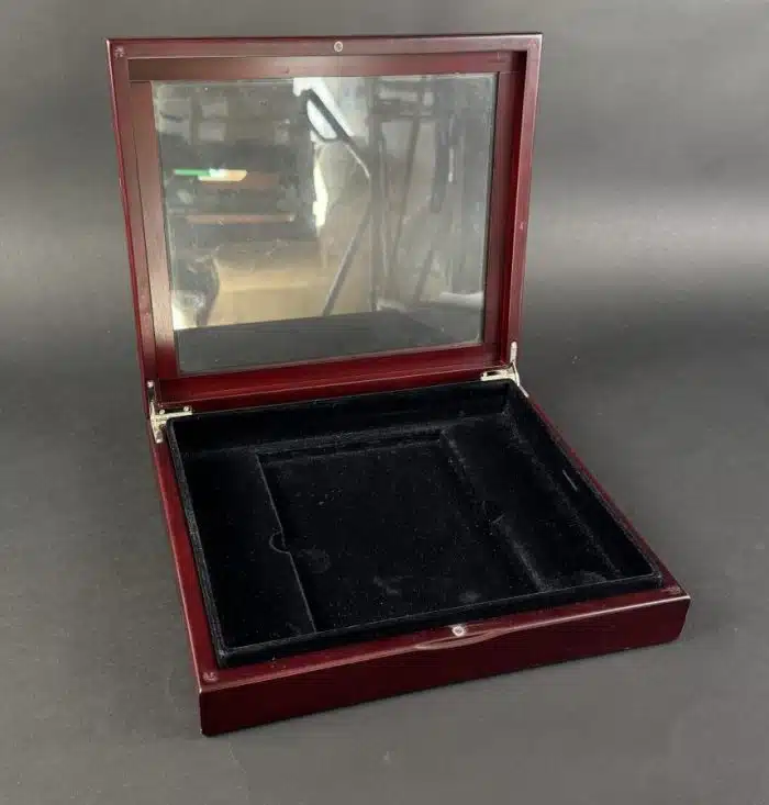 Schmuck oder Flohmarktvitrine 31 x 27 cm H 6 cm