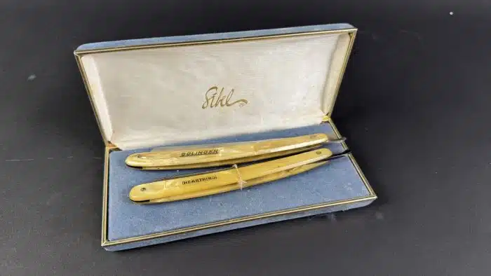 Zwei Antike Frisör- & Barbier-Rasiermesser in Box