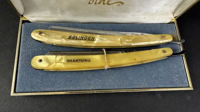 Zwei Antike Frisör- & Barbier-Rasiermesser in Box – Bild 2