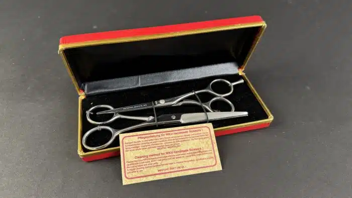 Zwei Friseurscheren in Box